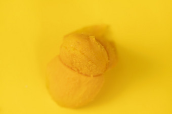 剥开的芒果微距特写图片黄色背景