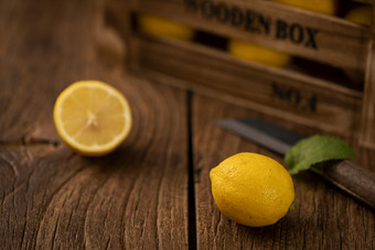 木桌上的两颗柠檬