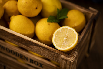 装在木箱里的<strong>柠檬</strong>水果图片
