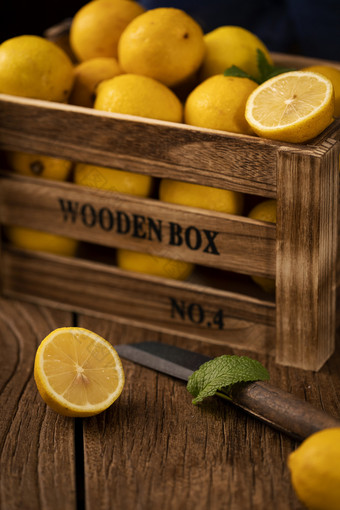 装在木箱里的柠檬水果背景
