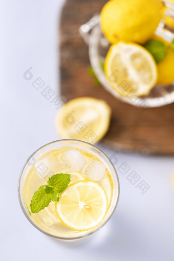 冰块柠檬水特写俯拍夏日凉饮