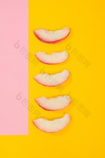 新鲜水果桃子拼色背景图片