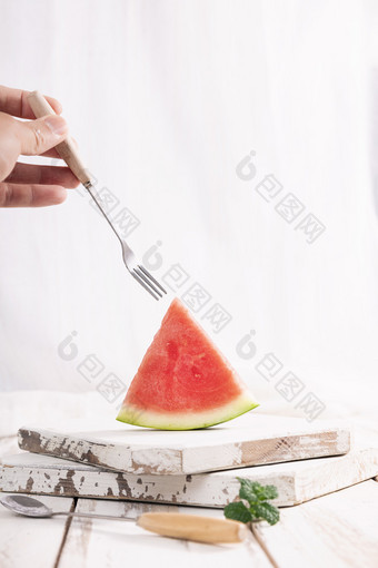 水果叉与一块<strong>西瓜</strong>图片