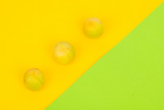 黄绿拼色背景三个杏