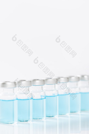 医疗疫苗小药瓶排列整齐