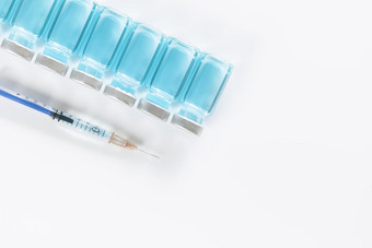 注射器与药品疫苗白底图