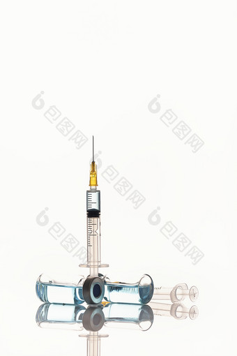 药品与注射器逆光明亮背景