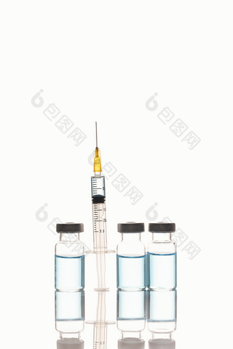 排列整齐的注射器与疫苗亮白背景