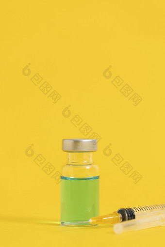 疫苗药品与注射器黄色背景