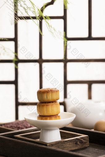 <strong>月饼</strong>中秋海报中式窗格背景
