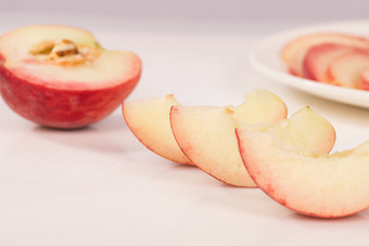 新鲜桃子夏天水果素材图