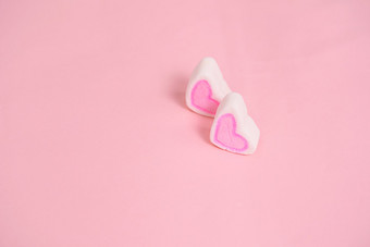 粉色桌面上的两颗棉花糖