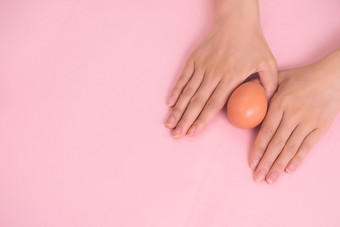 手里的粉色彩蛋