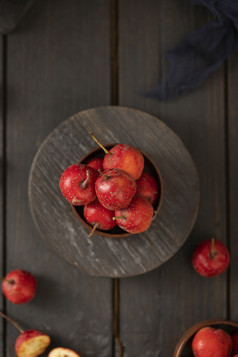 水果山楂俯拍木桌背景图片