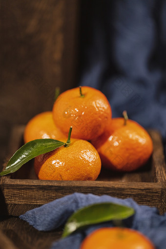 木托盘里的水果橘子