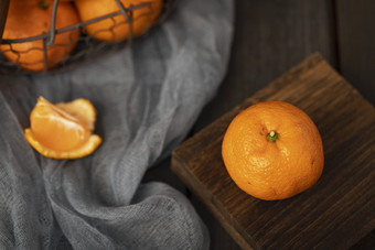 沙糖桔甜橘子水果暗色木桌背景