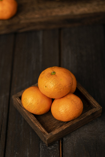 木托盘里<strong>的</strong>橘子柑橘暗色图片