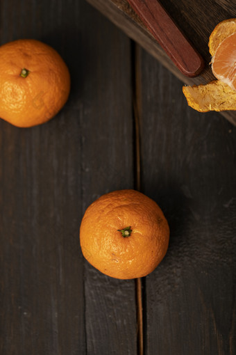 暗色木桌上的两颗橘子柑橘