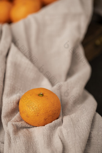 灰色麻布上<strong>的</strong>一颗橘子柑橘
