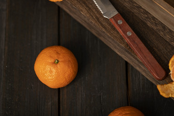 黑色木桌上的一颗<strong>橘子</strong>水果