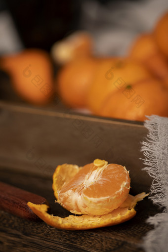 一颗扒开<strong>的</strong>橘子柑橘背景