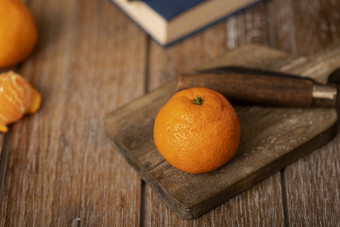 木桌托盘上的一个橘子