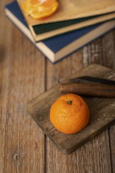 放在木托盘上的一颗柑橘橘子