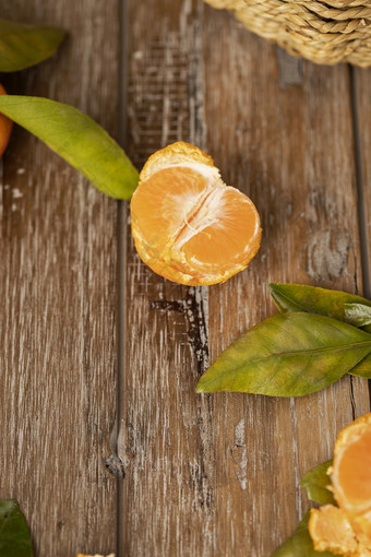 木桌上一颗剥开的<strong>橘子</strong>
