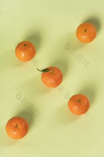 五颗<strong>橘子</strong>淡绿色背景小清新水果