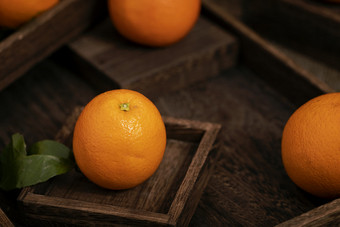 <strong>橙子</strong>水果暗调风格海报