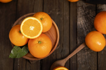 木桌上的水果橙子海报