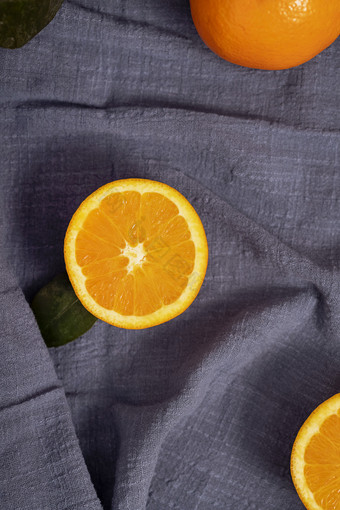 切开的橙子粗麻布背景