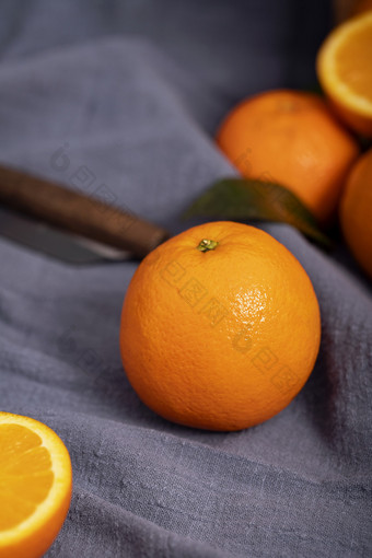 一颗橙子暗色麻布背景