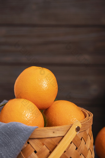 几颗<strong>橙子</strong>木桌背景