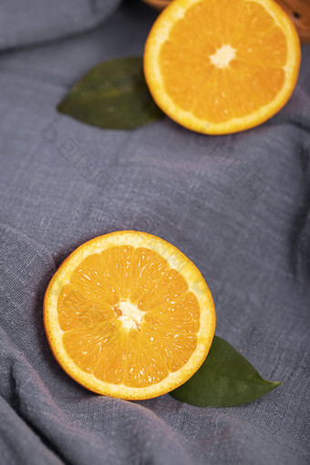 两瓣切开的橙子粗麻布背景