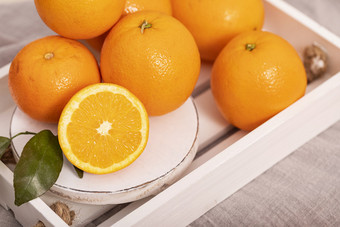 切开的橙子白色木桌背景