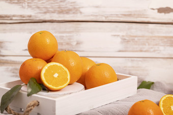 切开的橙子白色木桌背景图片