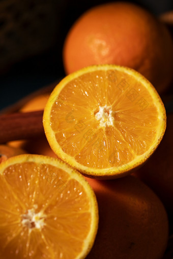 酸甜水果橙子暗调光影海报