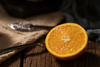 一颗切开的橙子特写图片