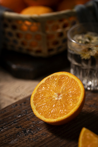 新鲜多汁的<strong>橙子</strong>水果暗调光影图片
