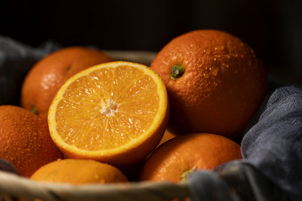 切开的新鲜多汁<strong>橙子</strong>水果