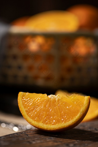 一块切开的<strong>橙子</strong>特写新鲜图片