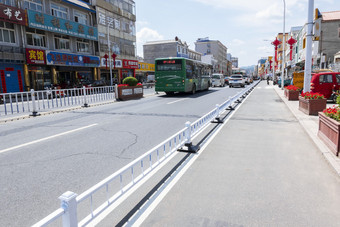 城镇街道<strong>公交车</strong>通行