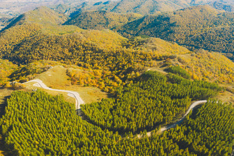 航拍秋季山路秋景图片