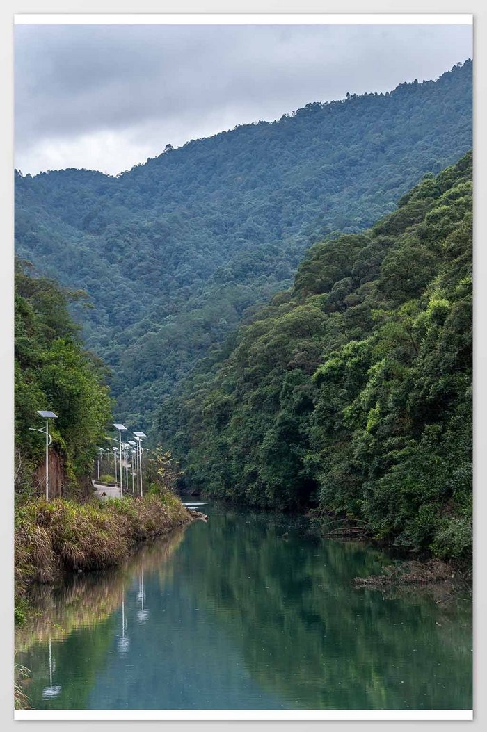 平静的山涧河流和倒影