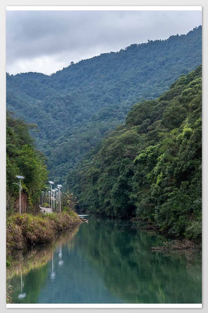 平静的山涧河流和倒影图片