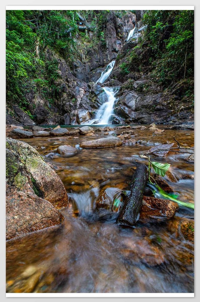 小流涓涓的山涧溪水