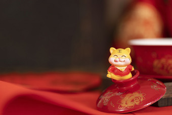 红色茶碗上的小老虎玩具