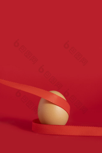 一颗缠满红丝带的鸡蛋图片