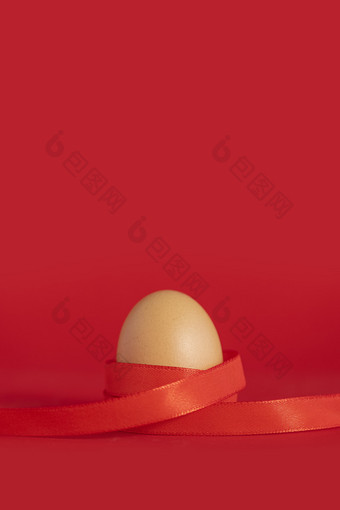 红丝带包裹的鸡蛋